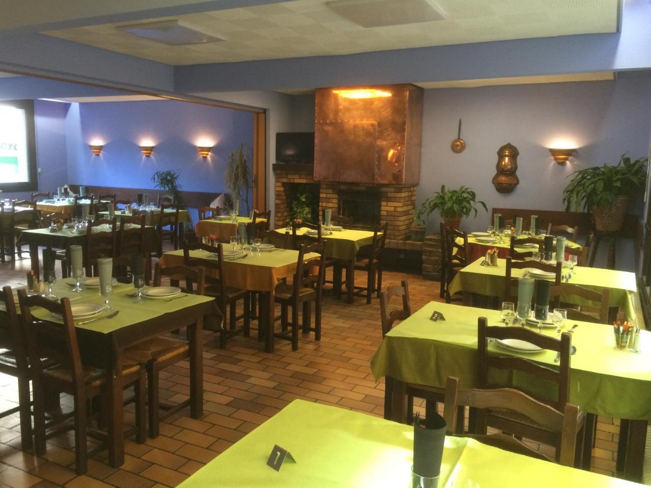 Hotel Restaurant L'Agapanthe Pont-de-Salars Bagian luar foto