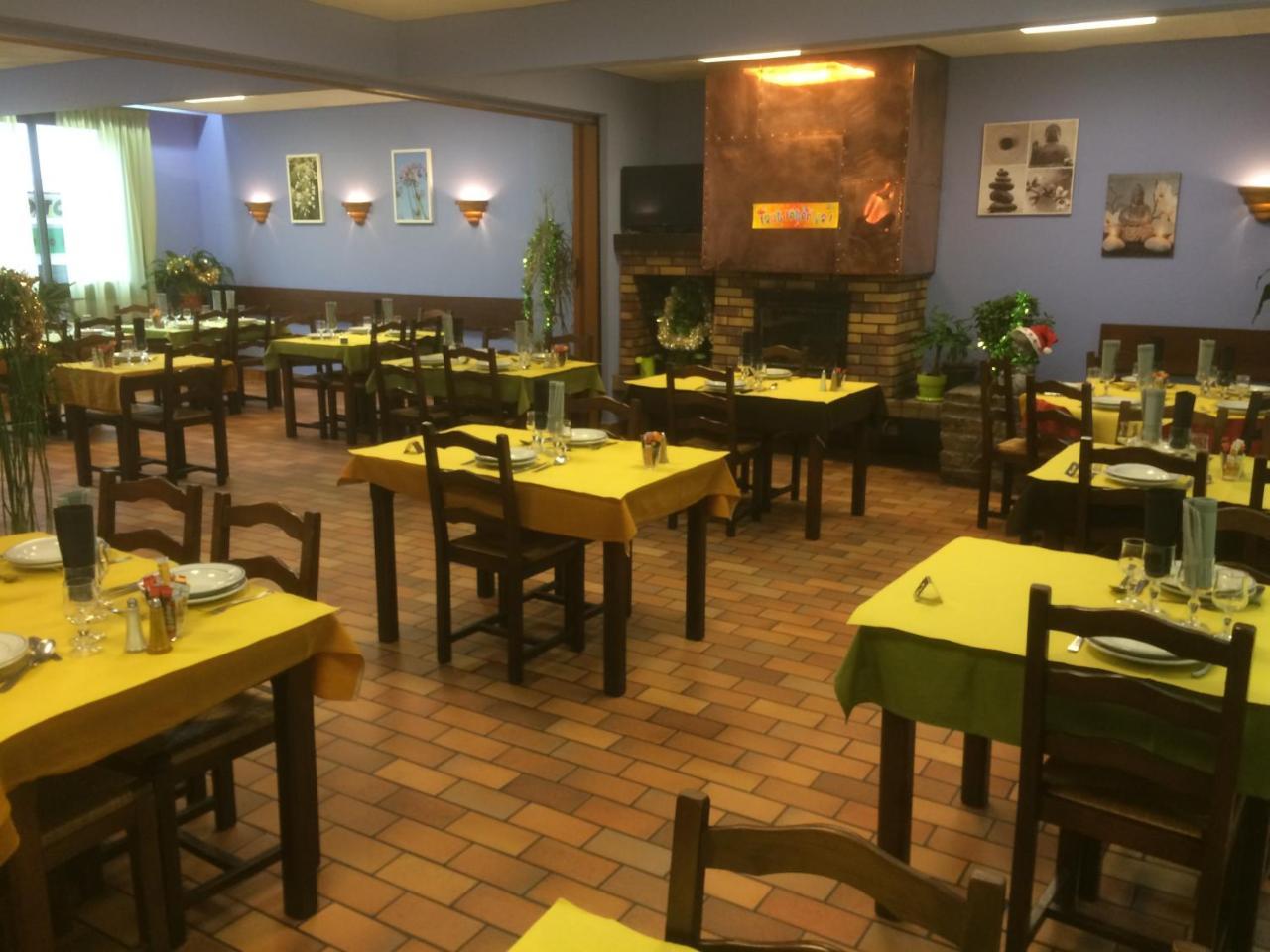 Hotel Restaurant L'Agapanthe Pont-de-Salars Bagian luar foto